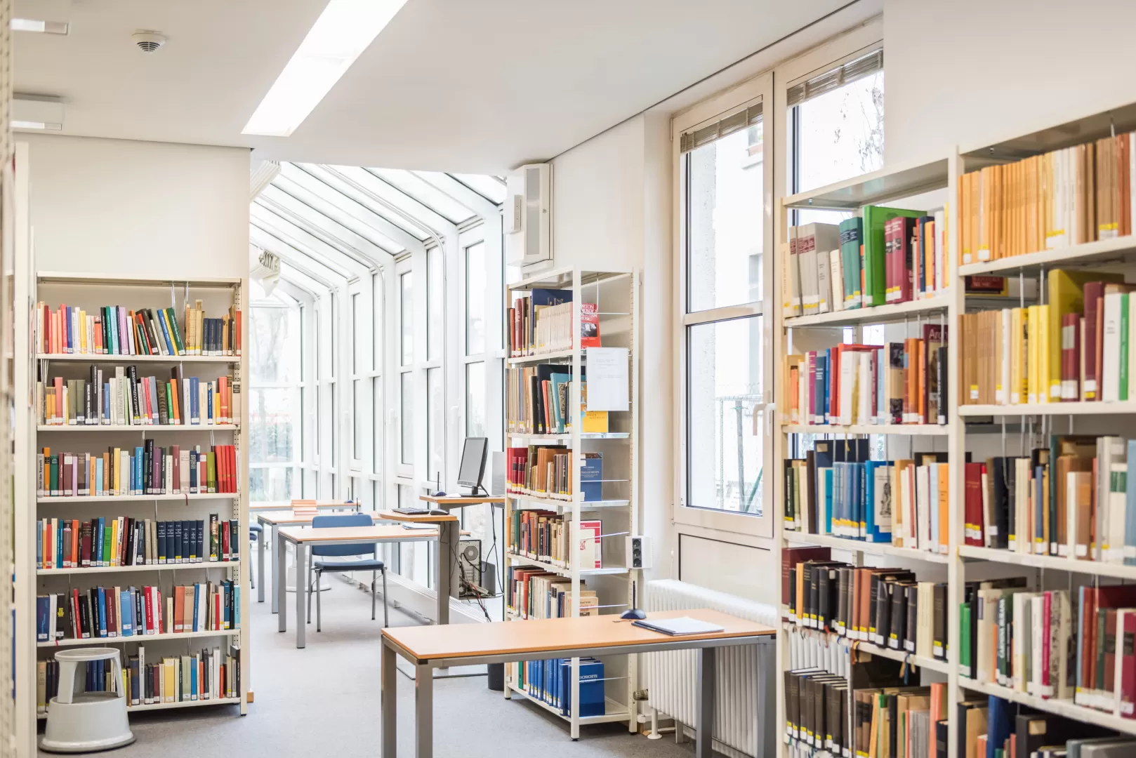 Arbeitsplätze und Regale in der Hochschulbibliothek