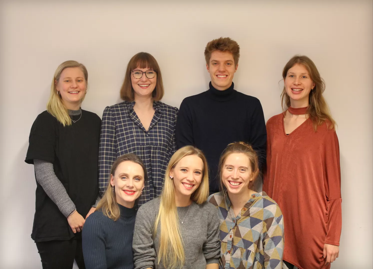 Zu sehen sind die 7 Studierenden aus dem Jahrgang 21 des Studiengangs Theater- und Orchestermanagement M.A.