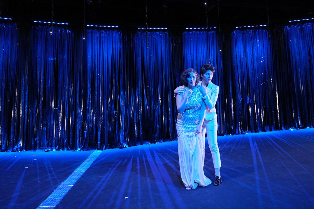 Szene aus Idomeneo mit zwei Sängerinnnen auf der Bühne im Frankfurt LAB