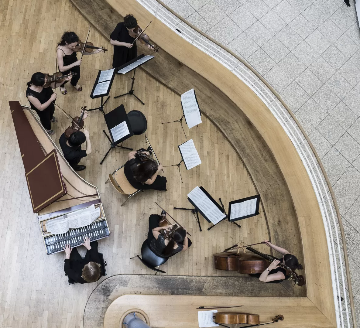 Ein Ensemble spielt beim Barockmarathon der HfMDK, aus der Vogelperspektive betrachtet.