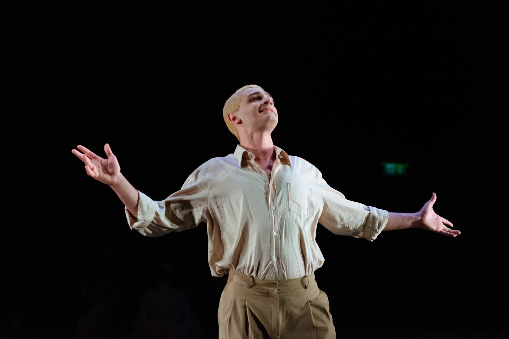 Szene aus: "Tschechow-Scherben", ein Schauspieler mit weit ausgebreiteten Armen.