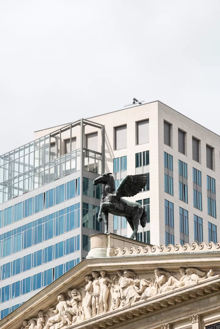 Pegasus-Statue auf dem Dach der Alten Oper Frankfurt
