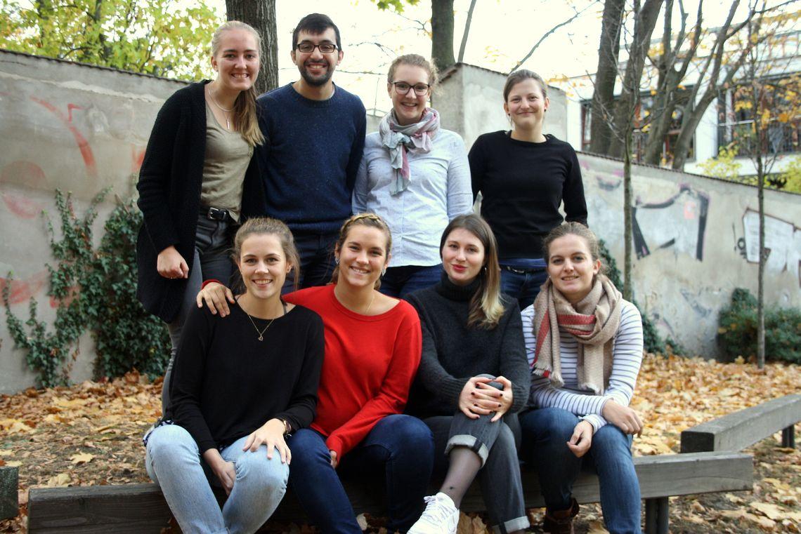 Zu sehen sind 8 Studierende des Jahrgangs 2019 aus dem M.A. Theater- und Orchestermanagement.