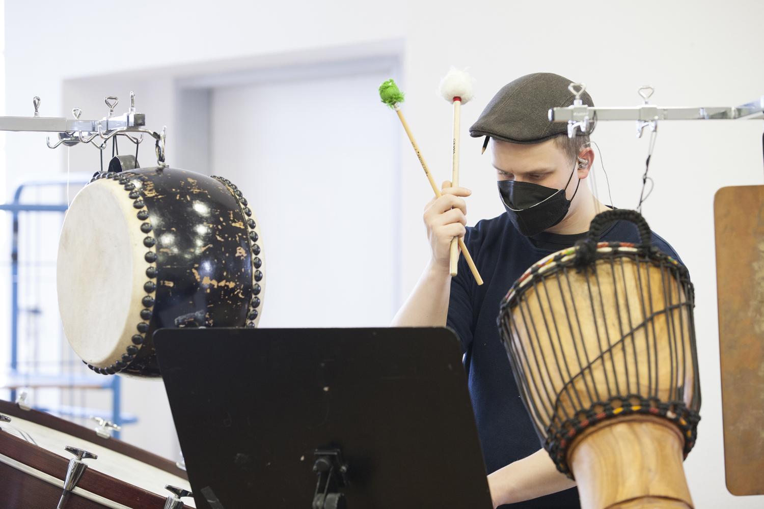 Ein Percussionist bei der Probe des IEMA-Ensembles 2021