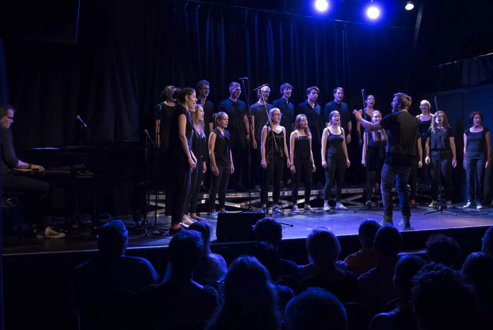 Der Jazz- und Popchor der HfMDK bei einem Auftritt in der Brotfabrik.