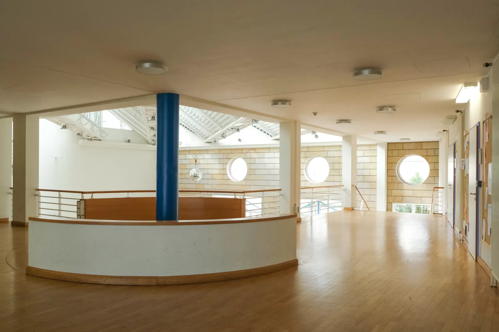 Sitz-Rondell im Hauptgebäude der HfMDK