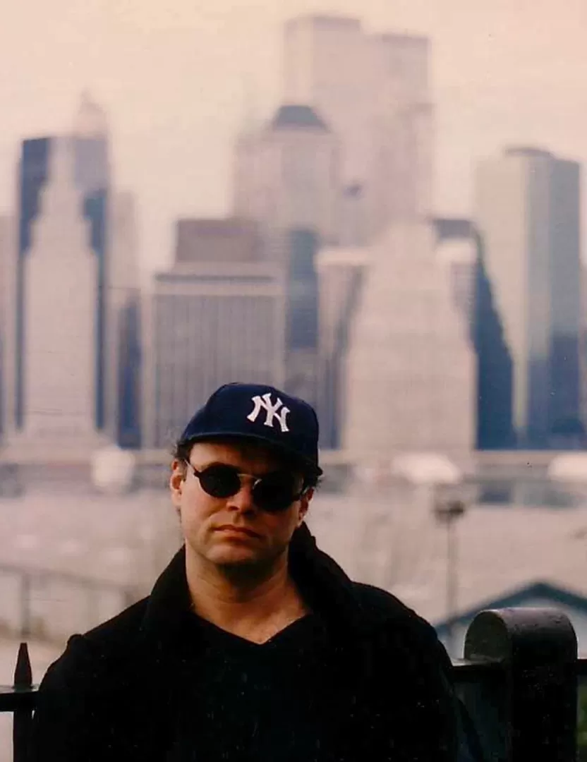 Christoph Spendel vor der Skyline von Manhattan in New York