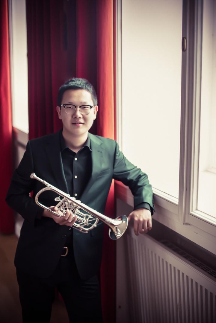 Porträt von Xingru Qian mit Trompete
