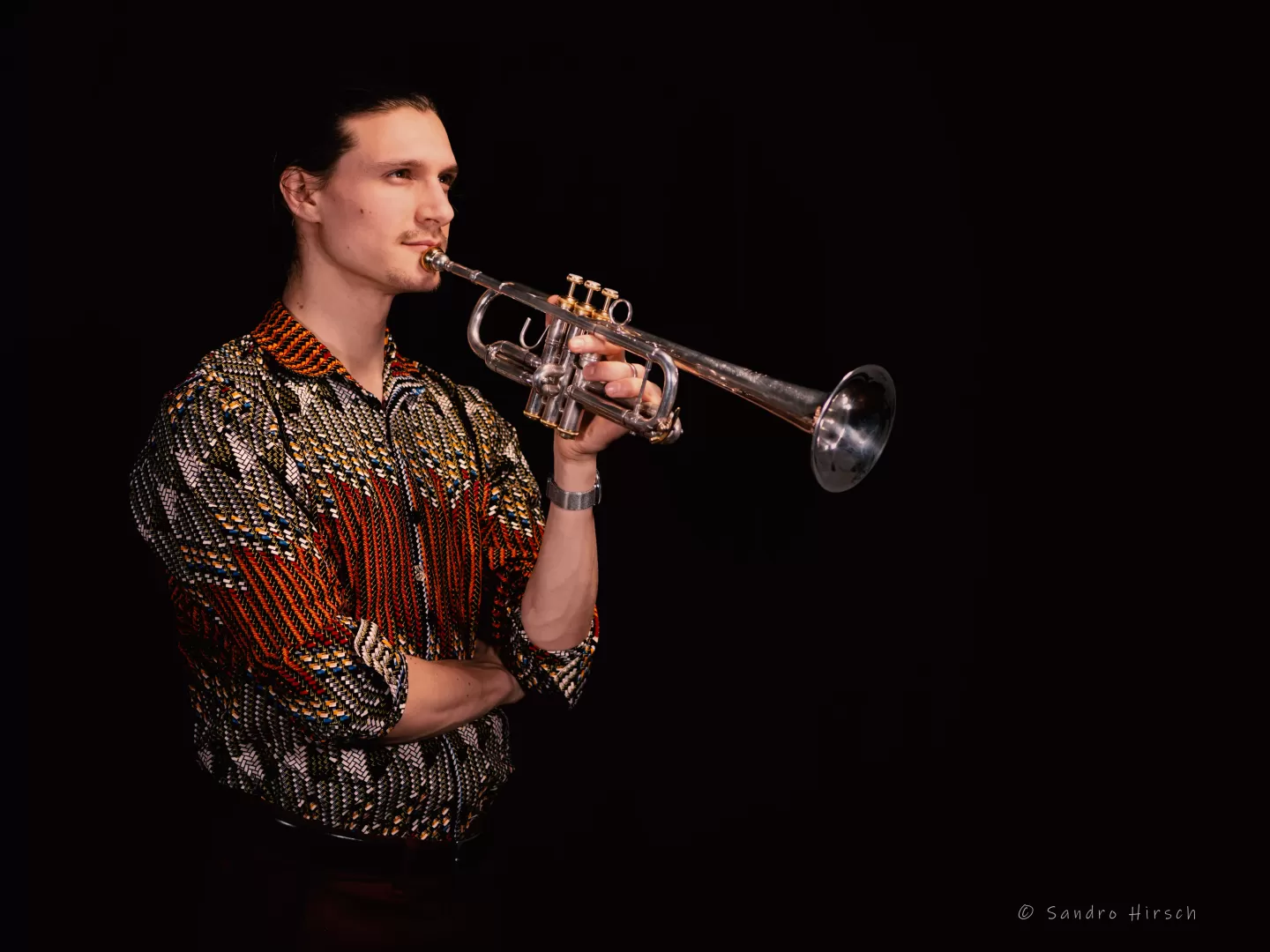 Porträt von Sandro Hirsch mit Trompete