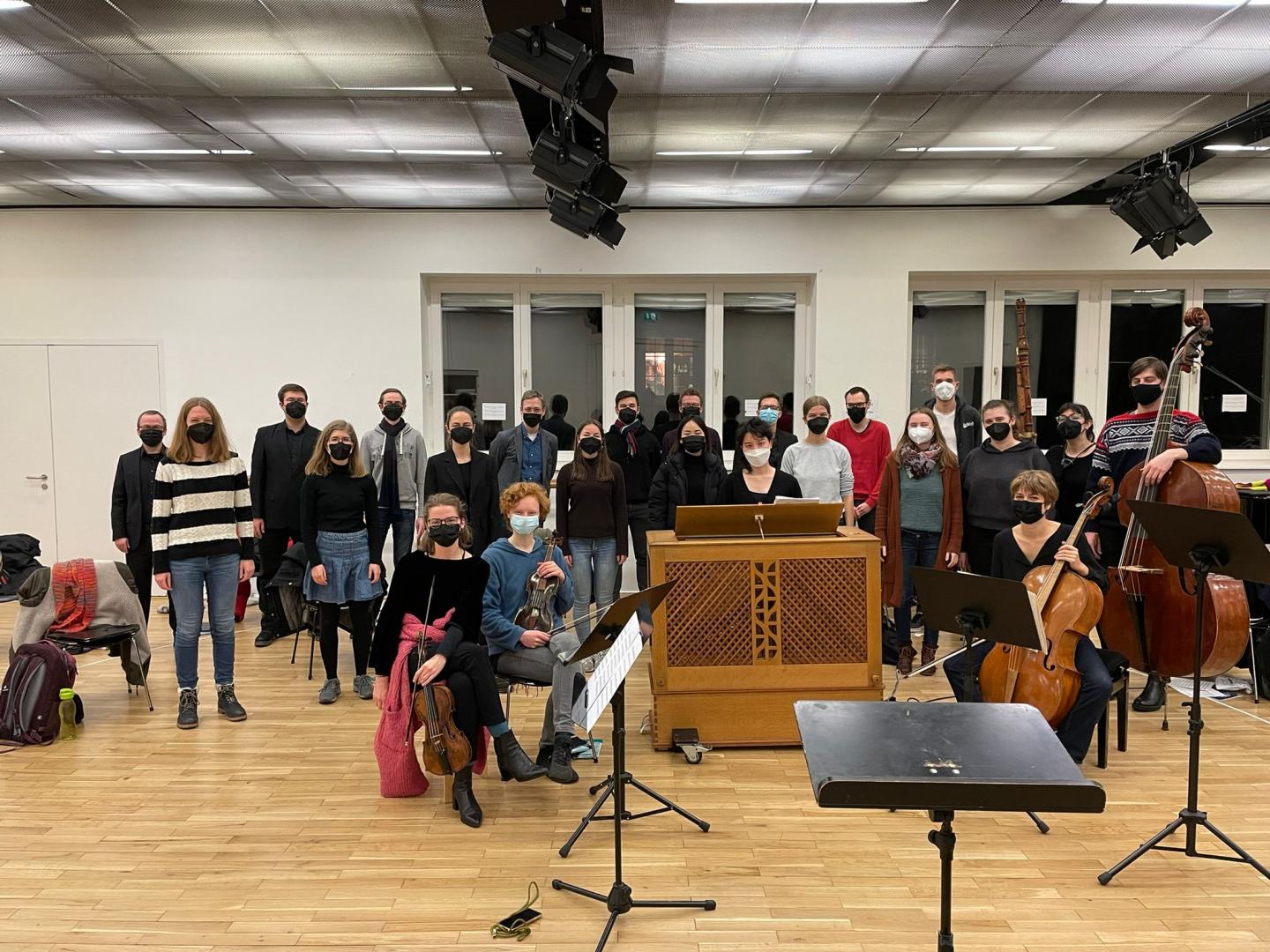Gruppenfoto aller Mitwirkenden am Ende der Hauptprobe mit Orchester