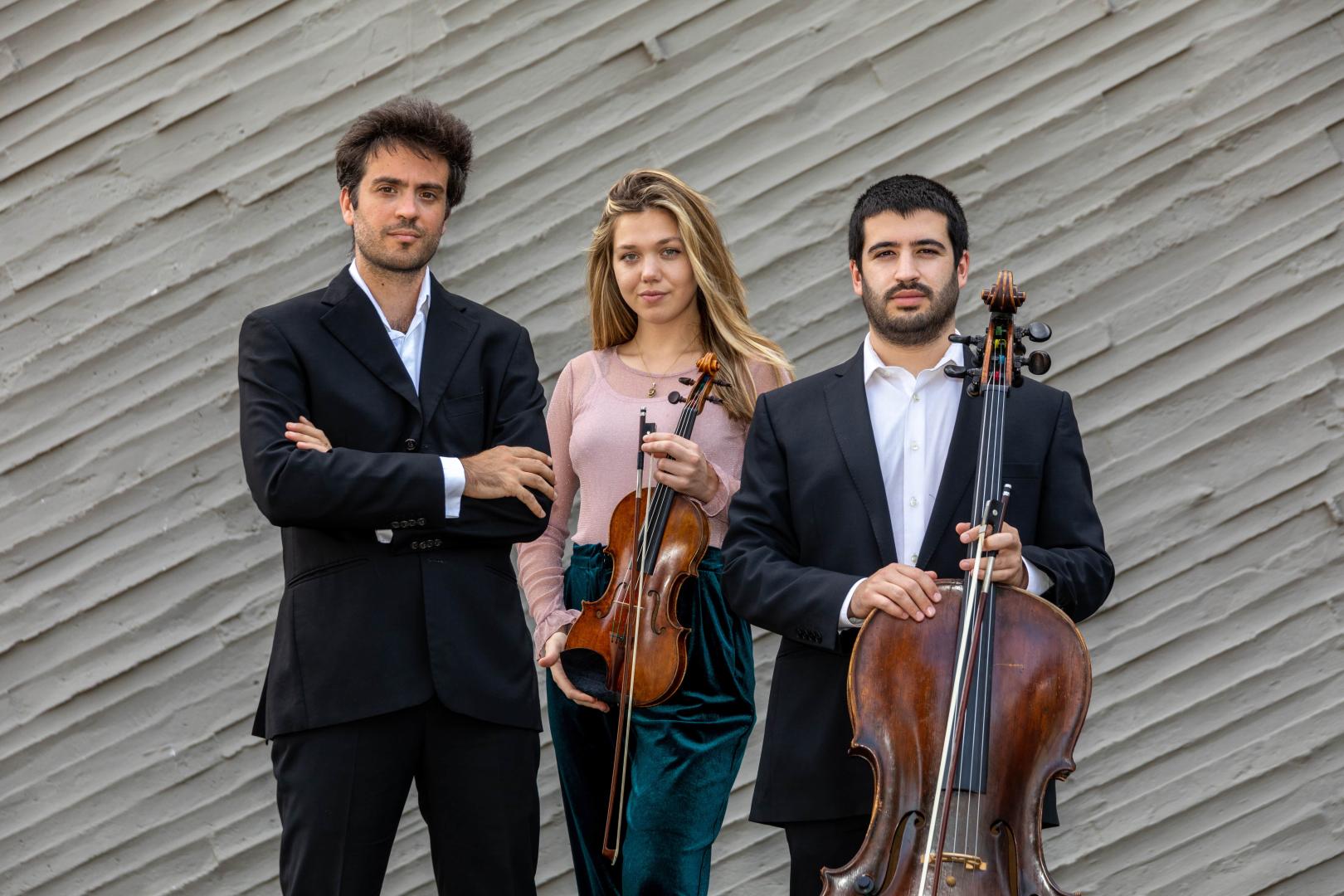Die drei Musiker*innen des Orelon Trios