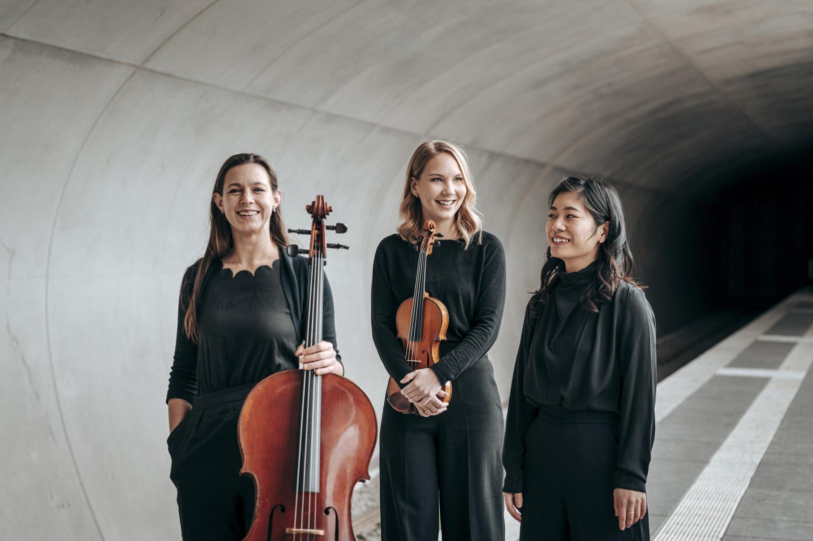 Foto der drei Musikerinnen des Trio Hannari in einem U-Bahn-Schacht