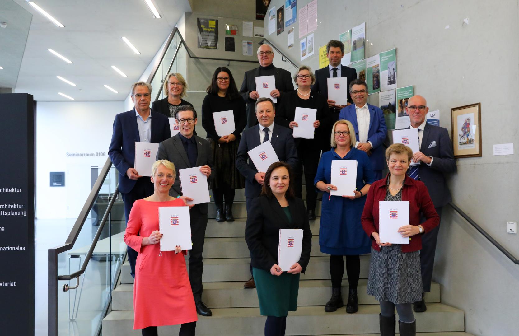 Gruppenfoto der Hochschulleitungen der 16 hessischen Hochschulen mit Staatssekretärin Ayse Asar (HMWK)