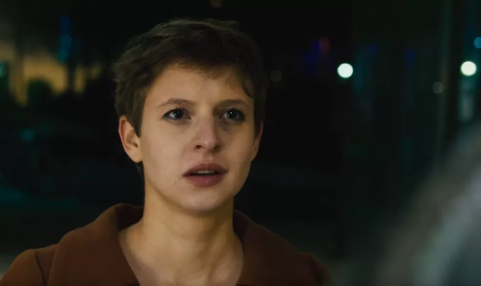 Portrait einer Frau, die angespannt nach vorne schaut.