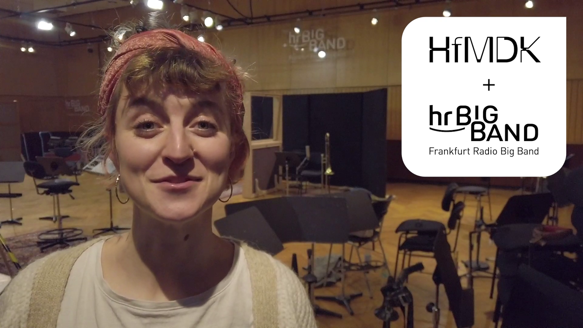 Eine junge Frau im Aufnahmestudio der hr Bigband