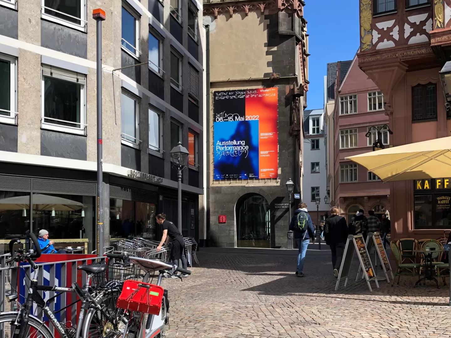 Stadtszene am Römer in Frankfurt, Blick auf das Gebäude des Frankfurter Kunstvereins, an dem ein Plakat für das Festival der jungen Talente hängt.