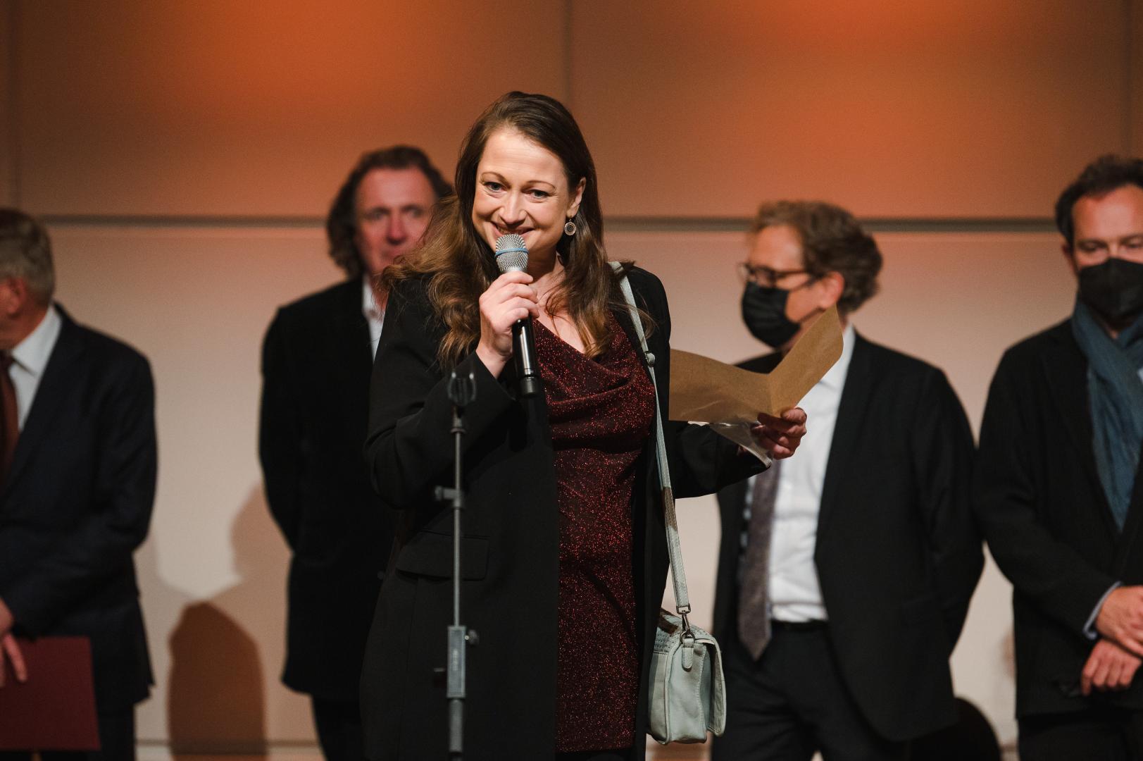 Erika Geldsetzer, Jury-Vorsitzende des Schumann-Kammermusikpreises 2022 verkündet die Preisträger.