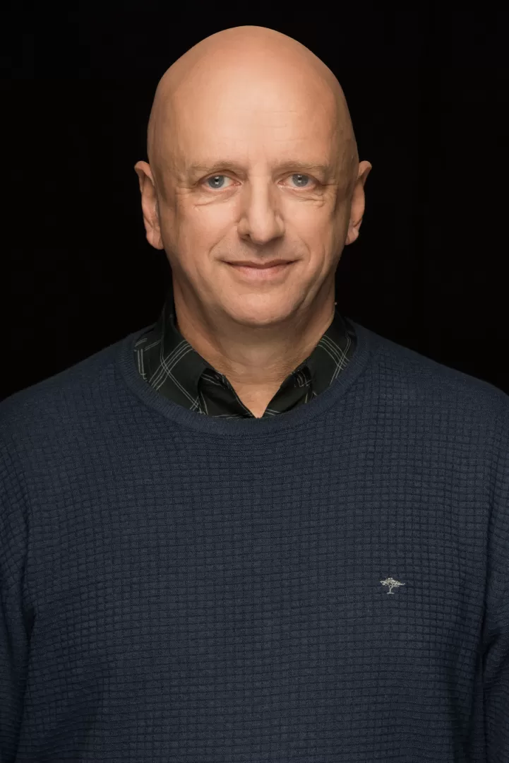 Porträt von Honne Dohrmann vor einer schwarzen Wand.