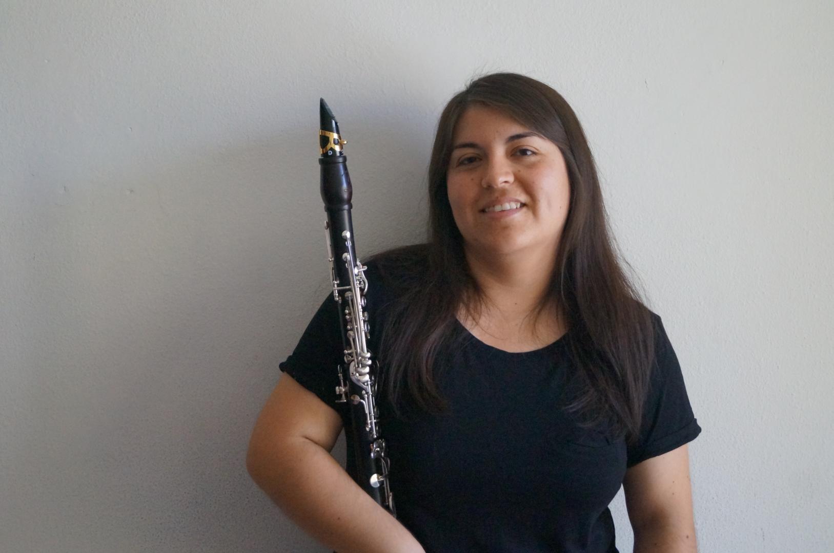 Porträt von Karla Rodríguez Puebla mit Klarinette