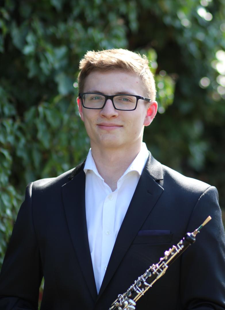 Porträt von Frederik Meffert mit Oboe