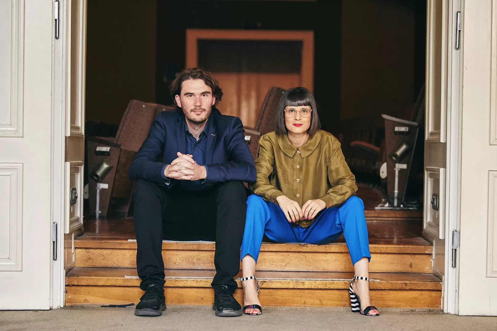 Jakob Arnold und Anica Happich sitzen nebeneinander auf einer Treppe.