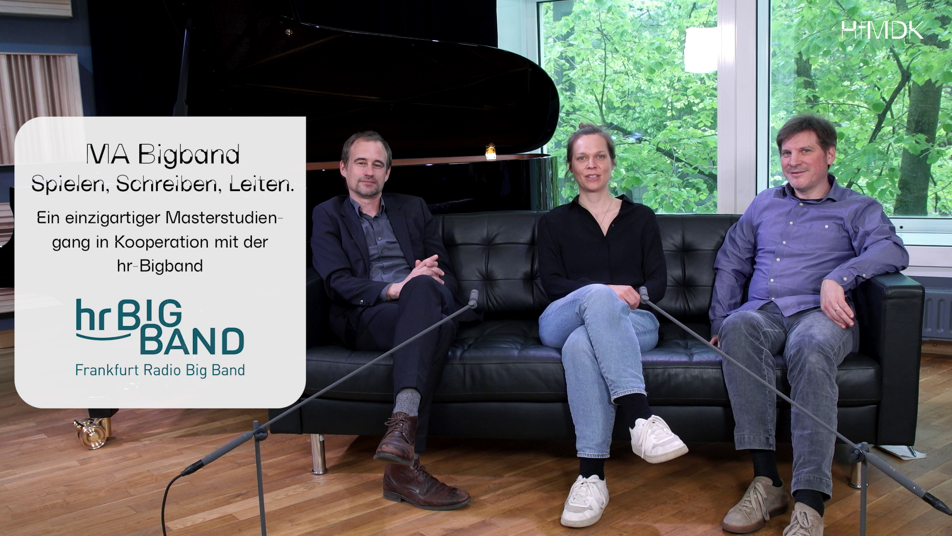 Das Leitungsteam des Studiengangs MA Bigband auf einem schwarzen Sofa.