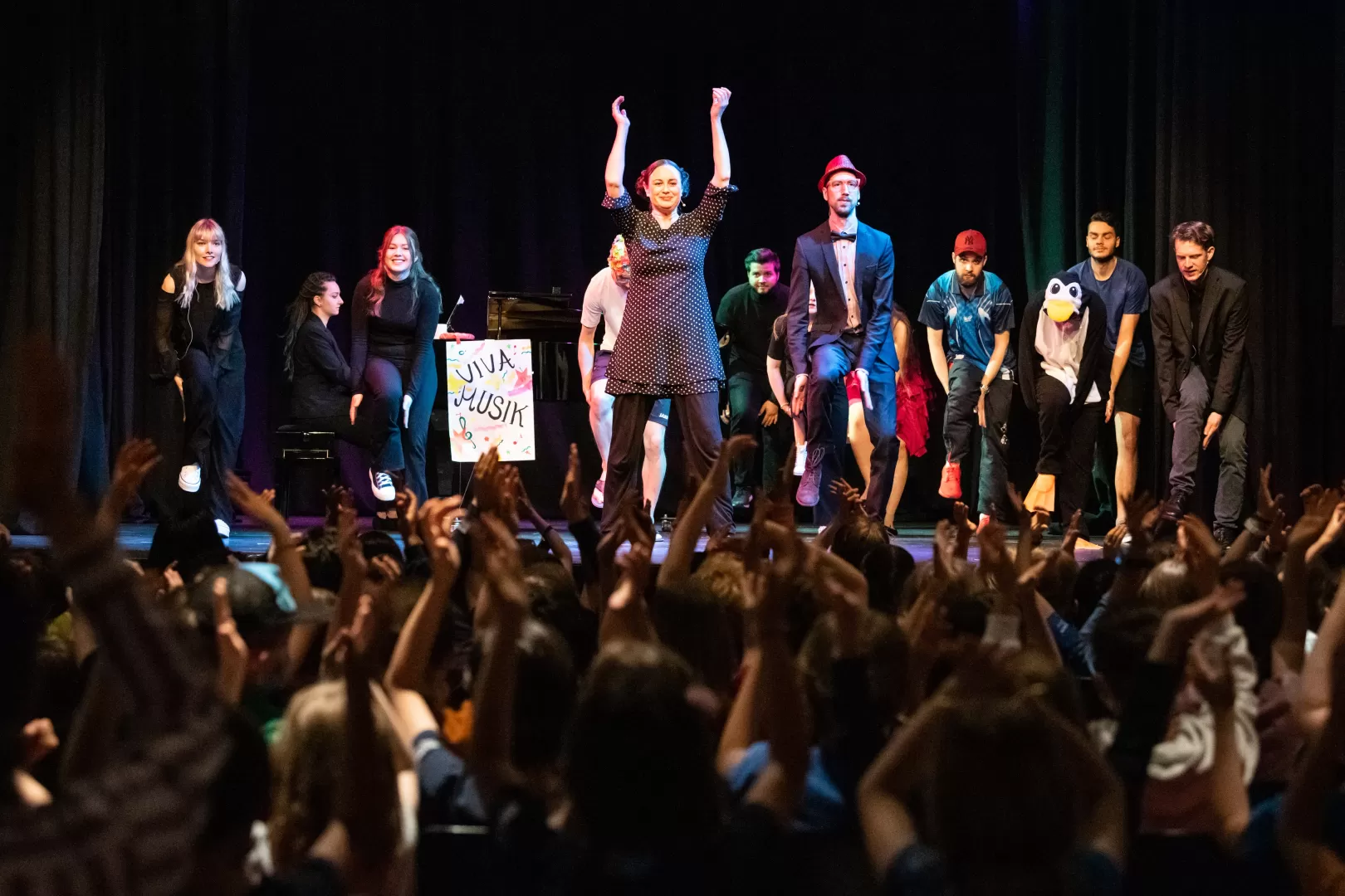 Mitmachmusical auf der Bühne, begeisterte Kinder im Pzblikum