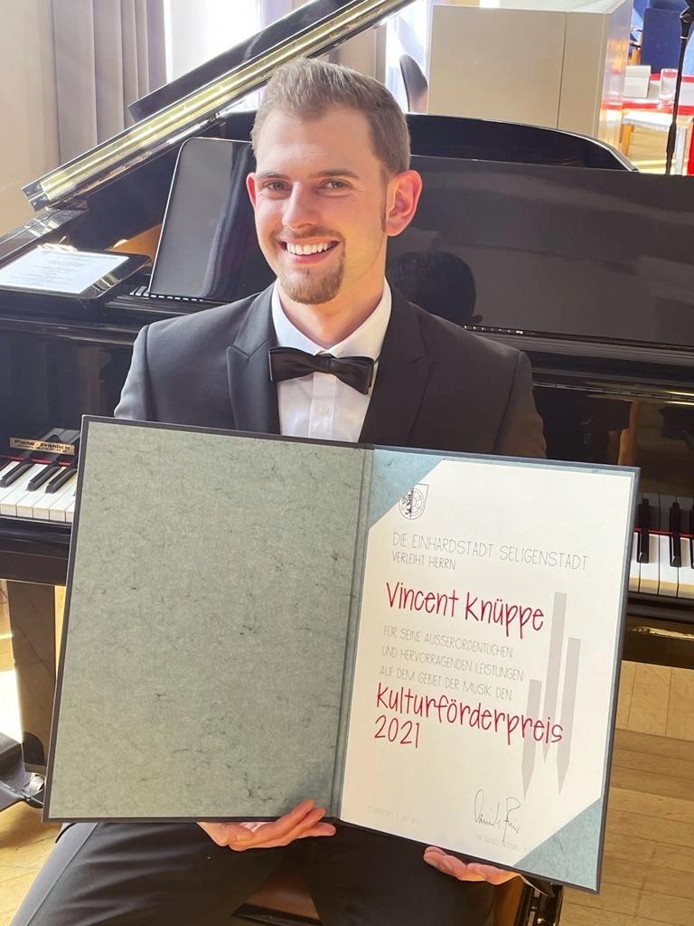 Vincent Knüppe mit Urkunde. Deutlich hervorgehoben die Worte: Vincent Knüppe, Kulturförderpreis 2021