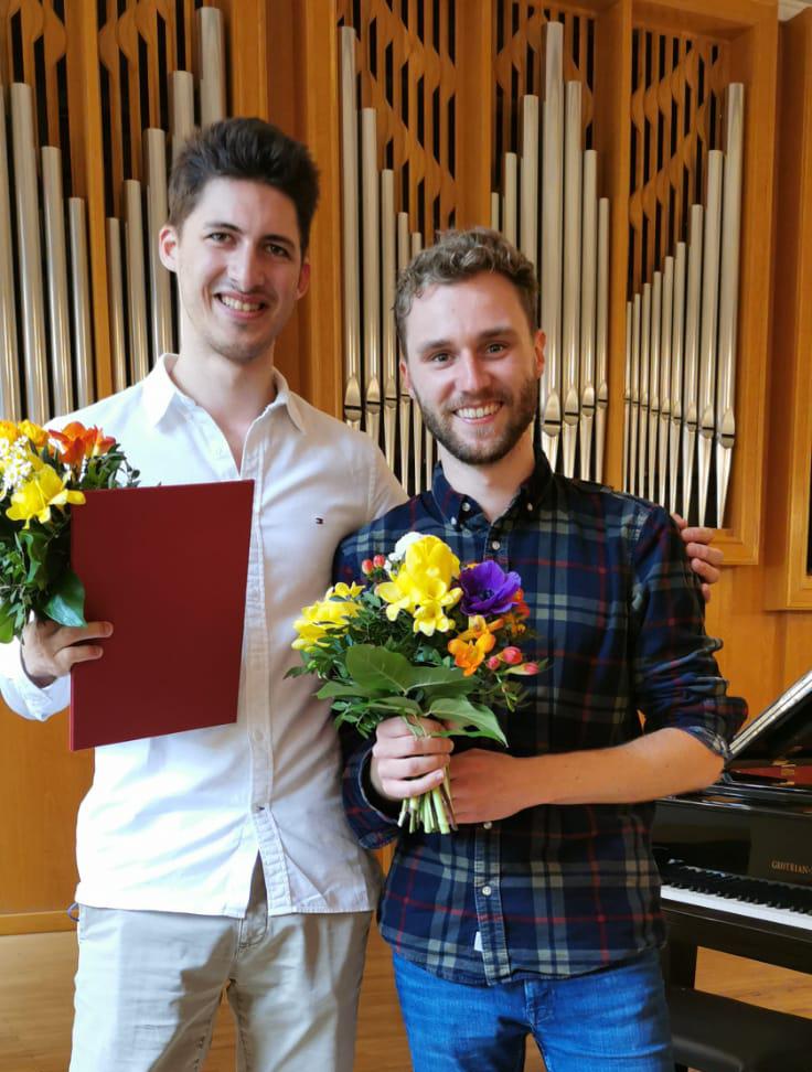 Jonas Fischer und Felix Müller mit Blumensträußen