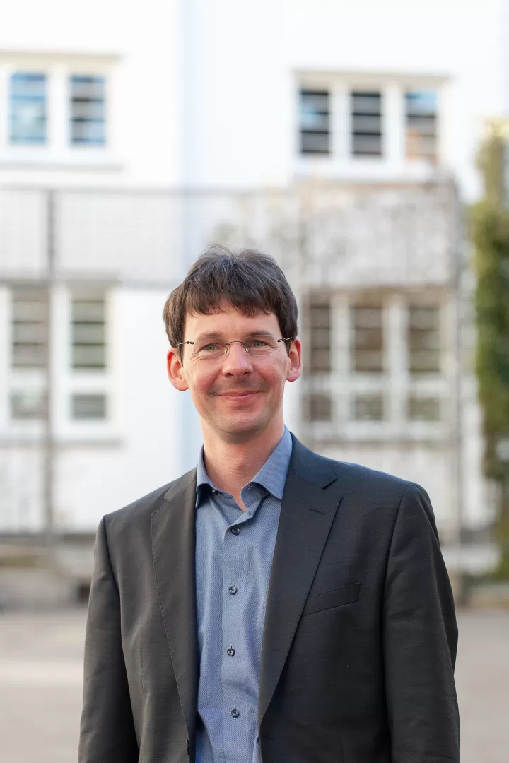 Porträt von Fabian Kolb im Hof der HfMDK Frankfurt