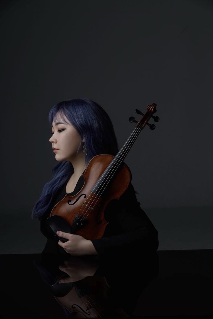 Porträt von Zion Lee mit Violine
