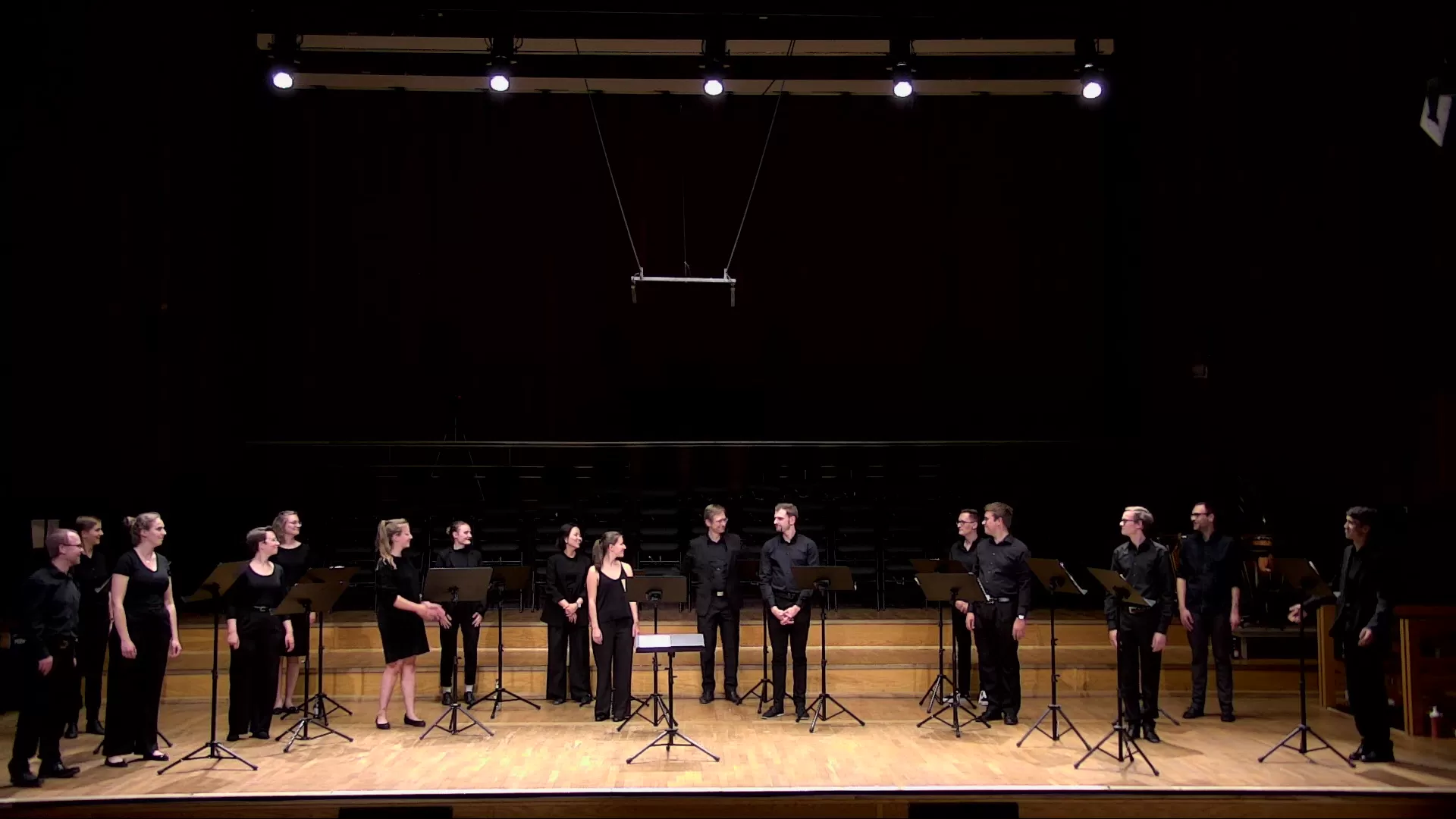 Florian Lohmann dankt mit einer Armgeste allen Mitwirkenden für das Konzert