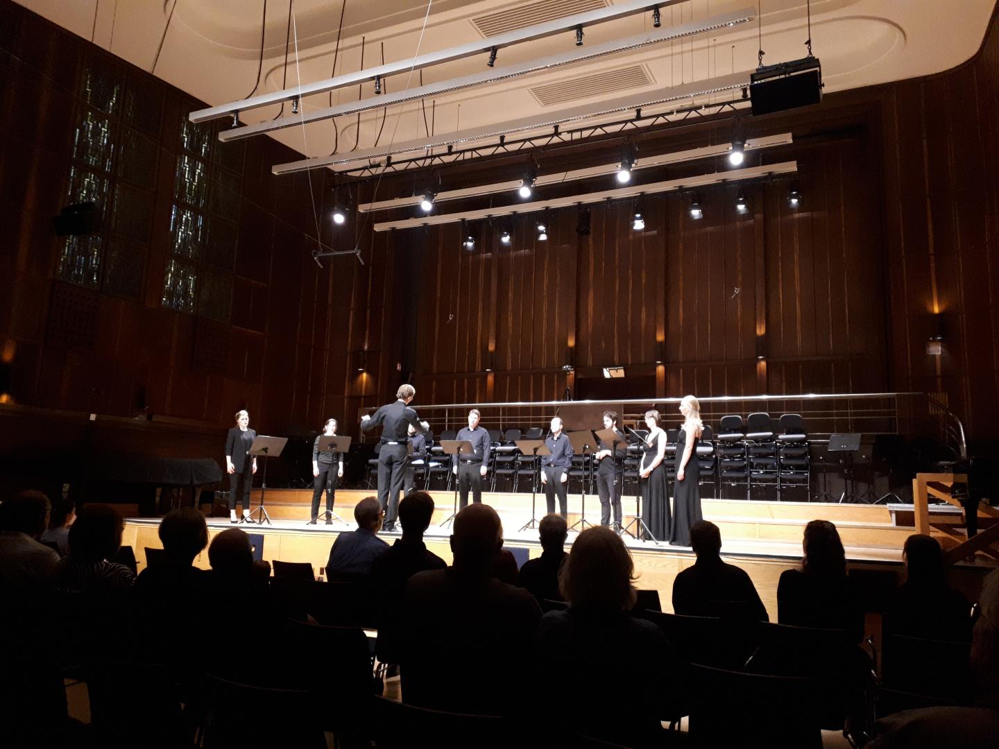 Banda Vocale im Konzert, ein Student dirigiert