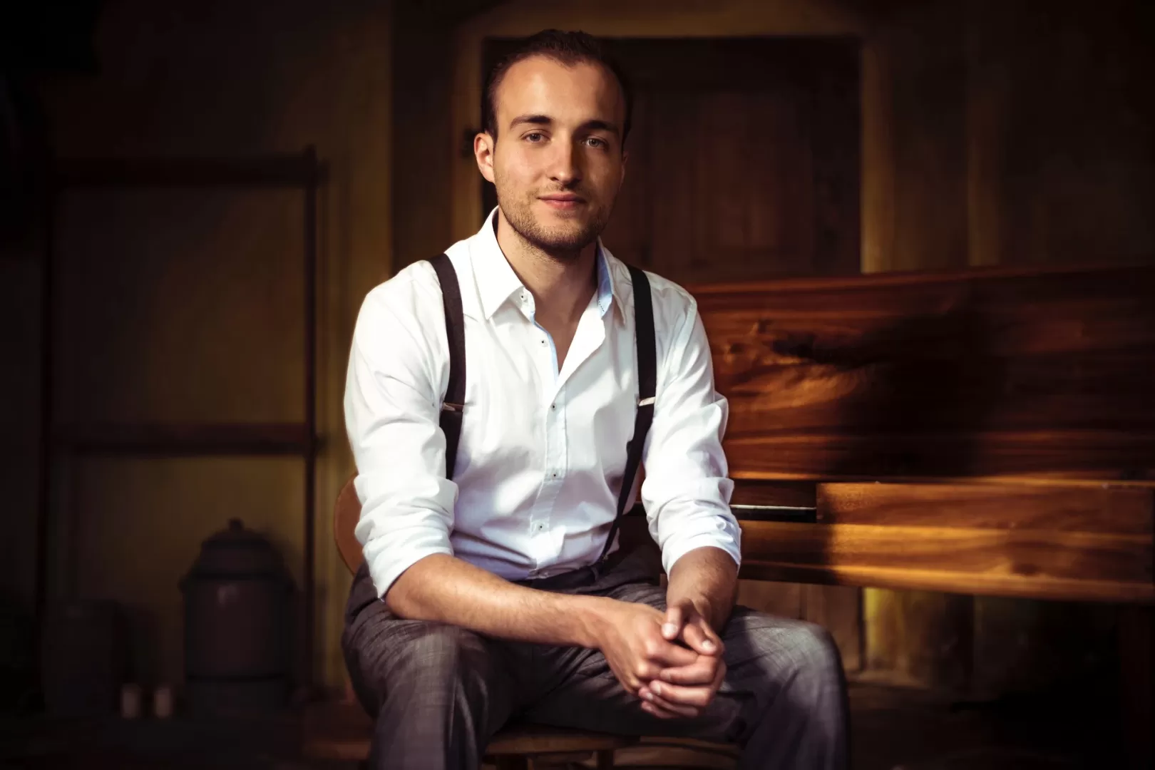 Alexander von Heißen sitzend mit Blick in die Kamera