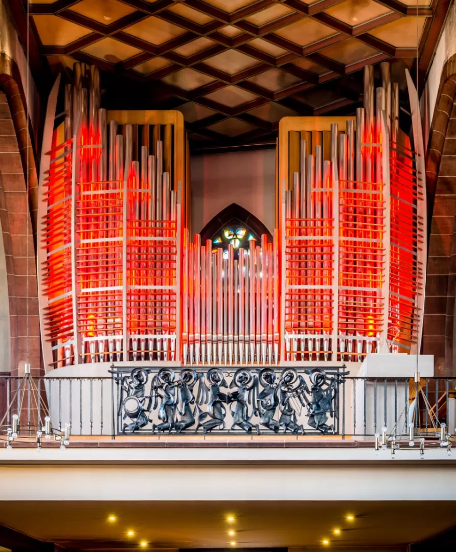 Bild der rot beleuchteten Göckel-Orgel in der Liebfrauenkirche Frankfurt.
