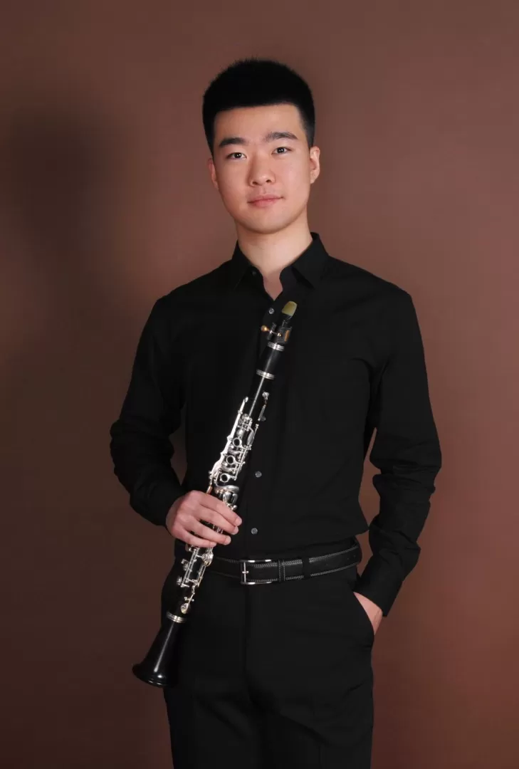 Bild von Hanwen Liu in schwarzer Kleidung mit Klarinette