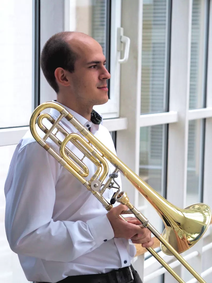 Roman Bozzetta in weißem Hemd mit Posaune