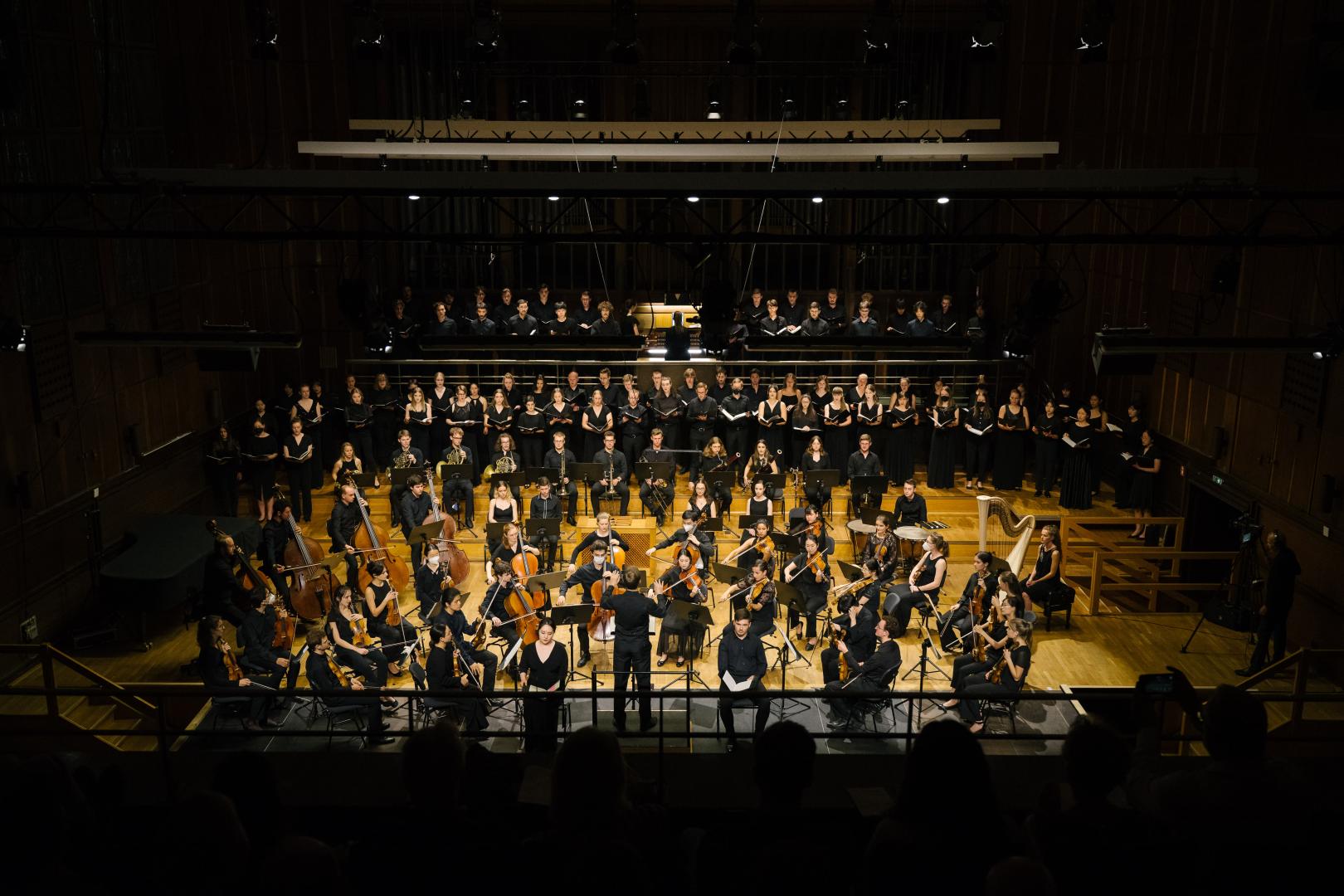 Konzertsituation des Hochschulchors gemeinsam mit dem Orchester der HfMDK im Großen Saal der Hochschule
