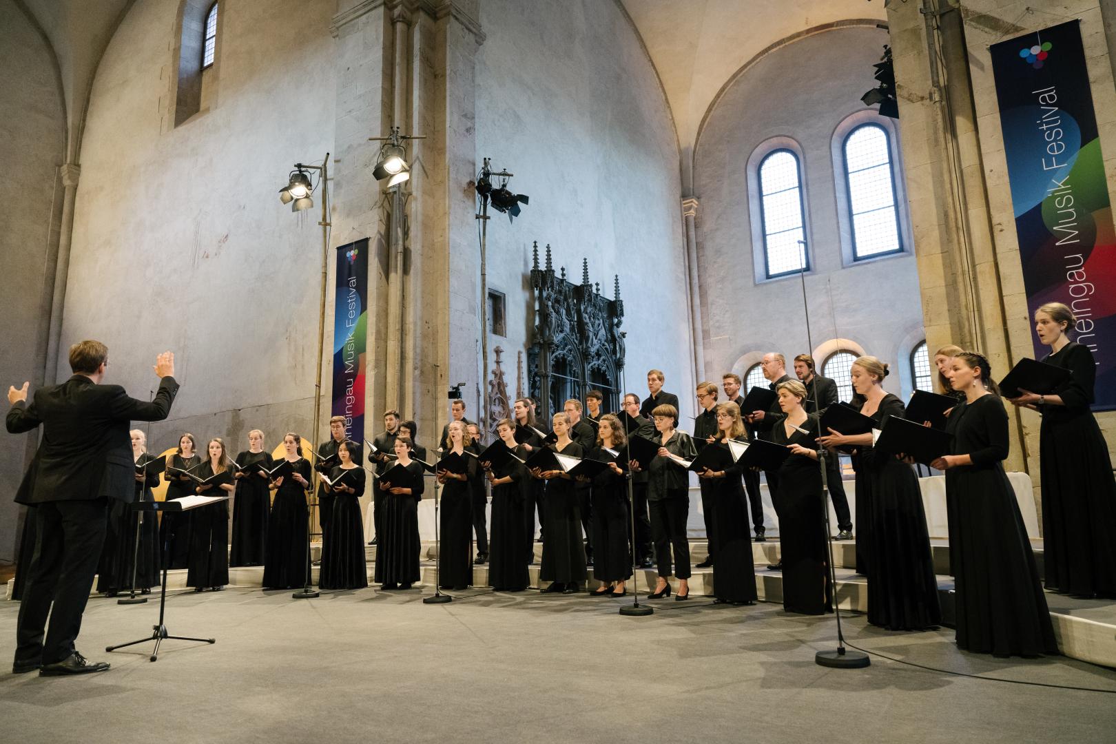 Ein Auftritt des Kammerchors im Kloster Eberbach im Rahmen des Rheingau Musik Festivals