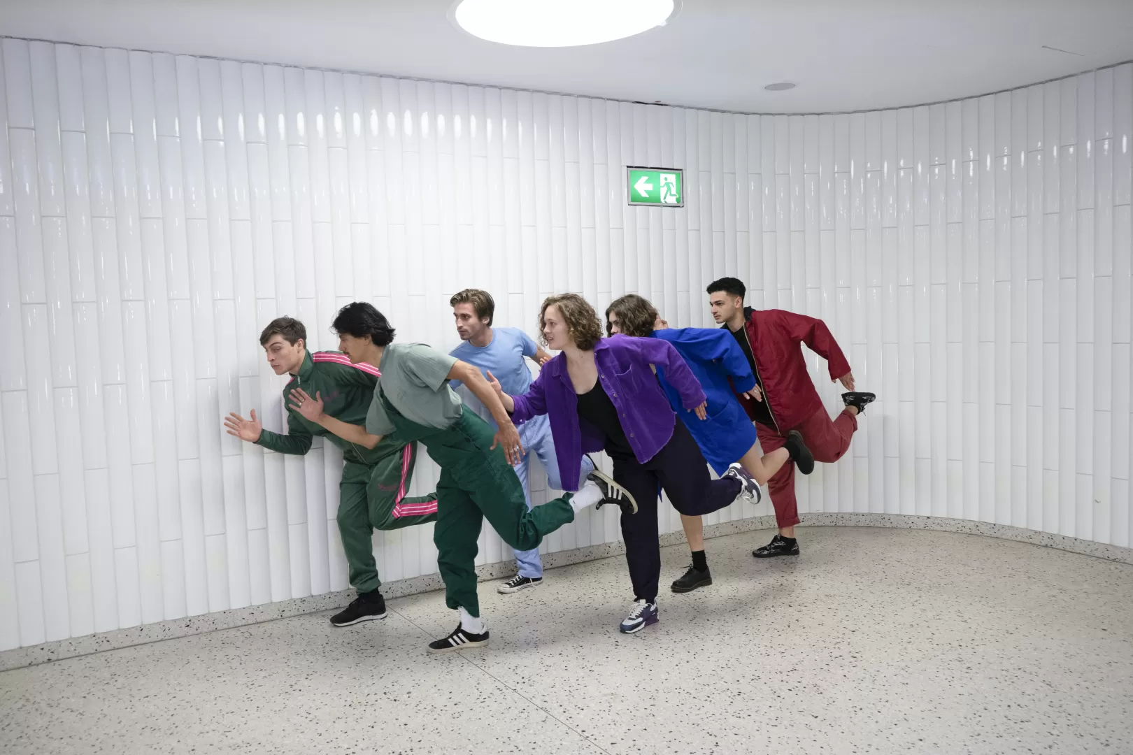 Sechs Schauspielabsolvierende als Standbild in rennender Pose.