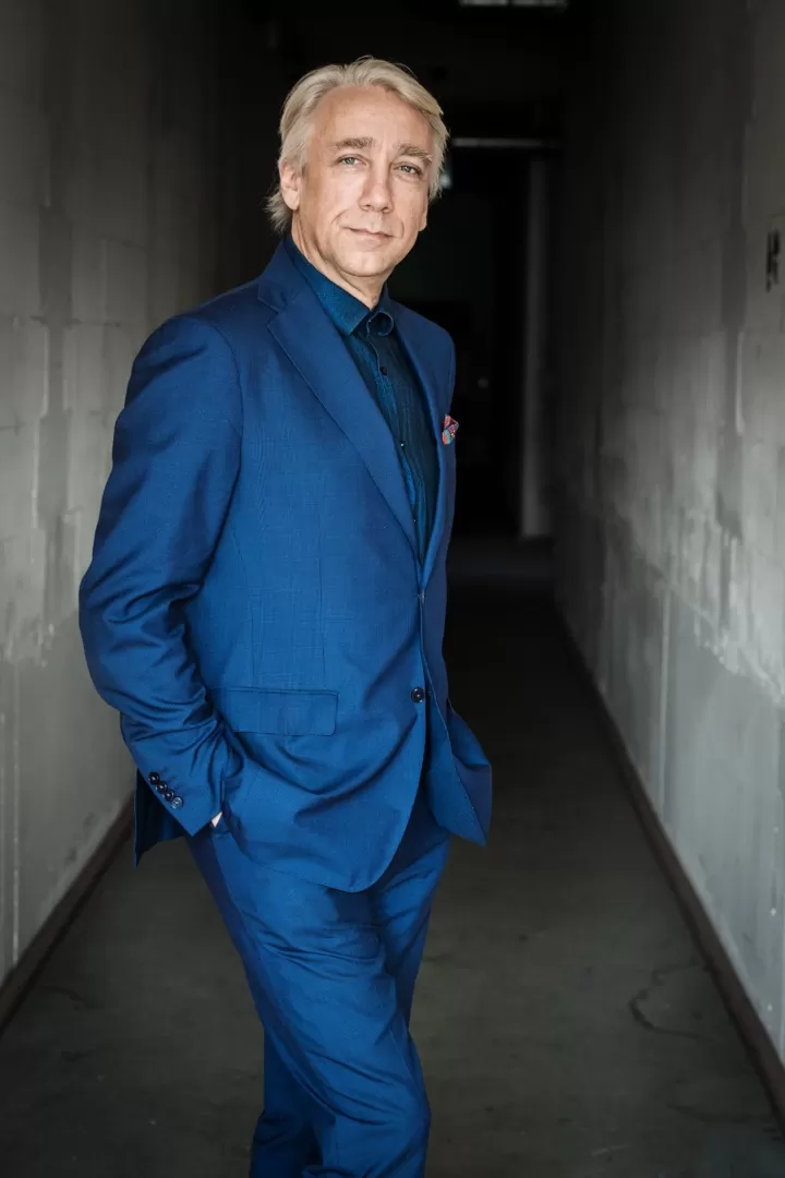 Ganzkörperportrait des Regisseurs Andreas Kriegenburg.