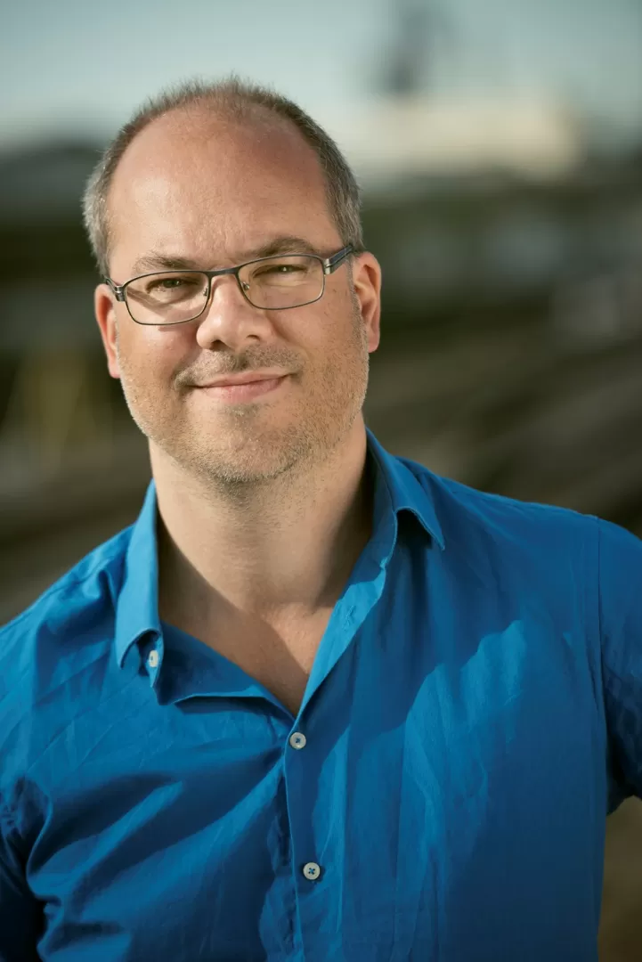 Porträtfoto von Jaan Bossier im blauen Hemd
