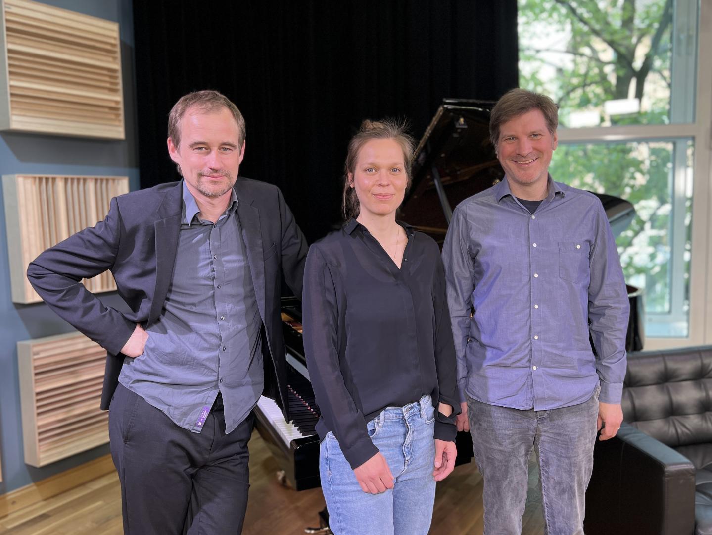 Rainer Tempel, Hendrika Entzian und Ralph Abelein stehen im Studio der HfMDK Frankfurt.