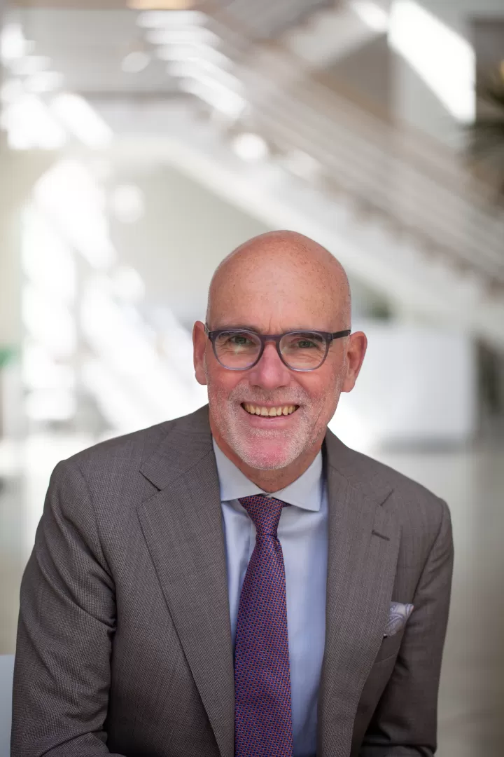 Portrait von Prof. Elmar Fulda, Präsident der HfMDK Frankfurt, im Foyer der Hochschule.