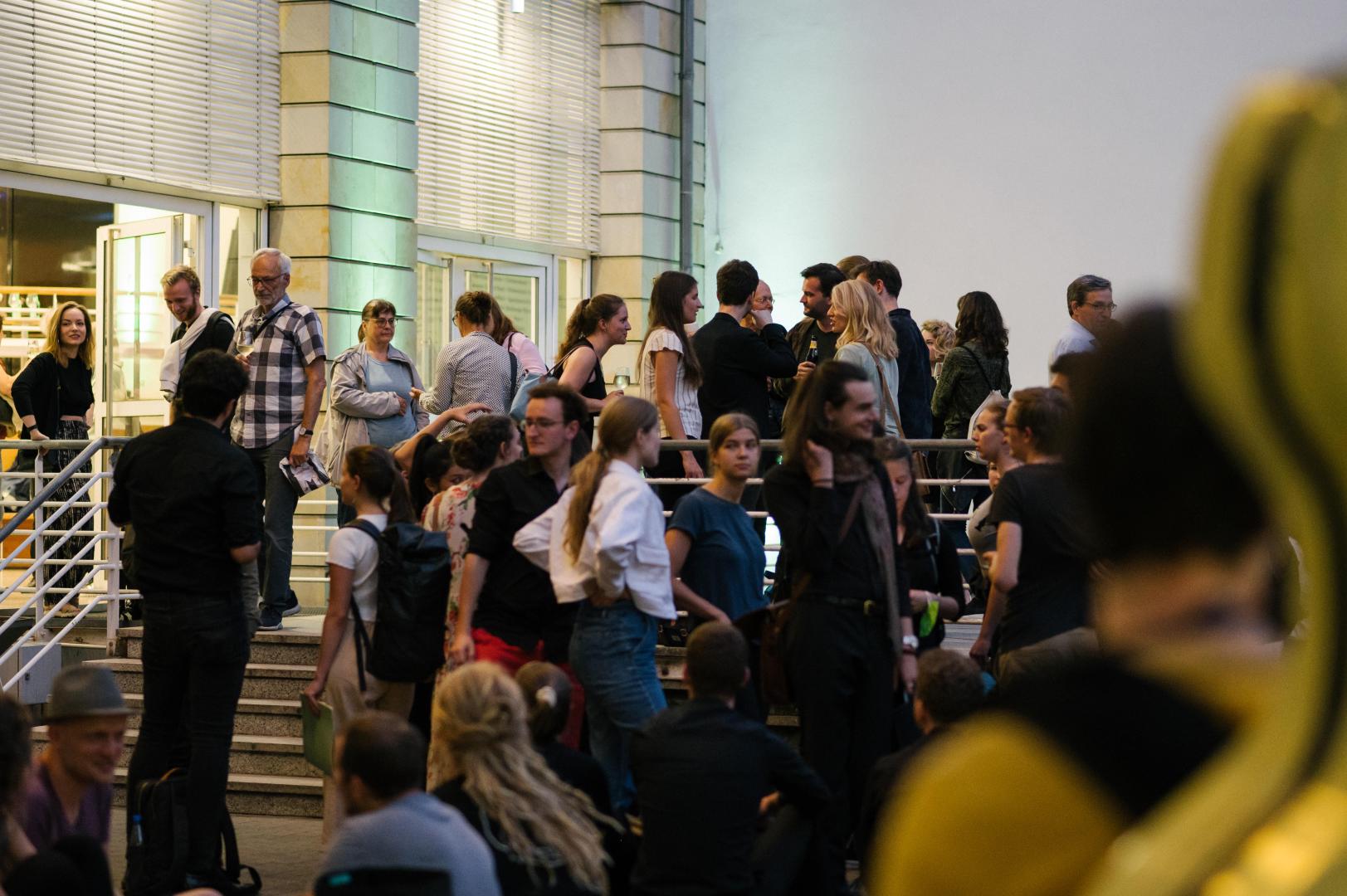 Menschengruppe beim Sommerfest der HfMDK im Innenhof der Hochschule