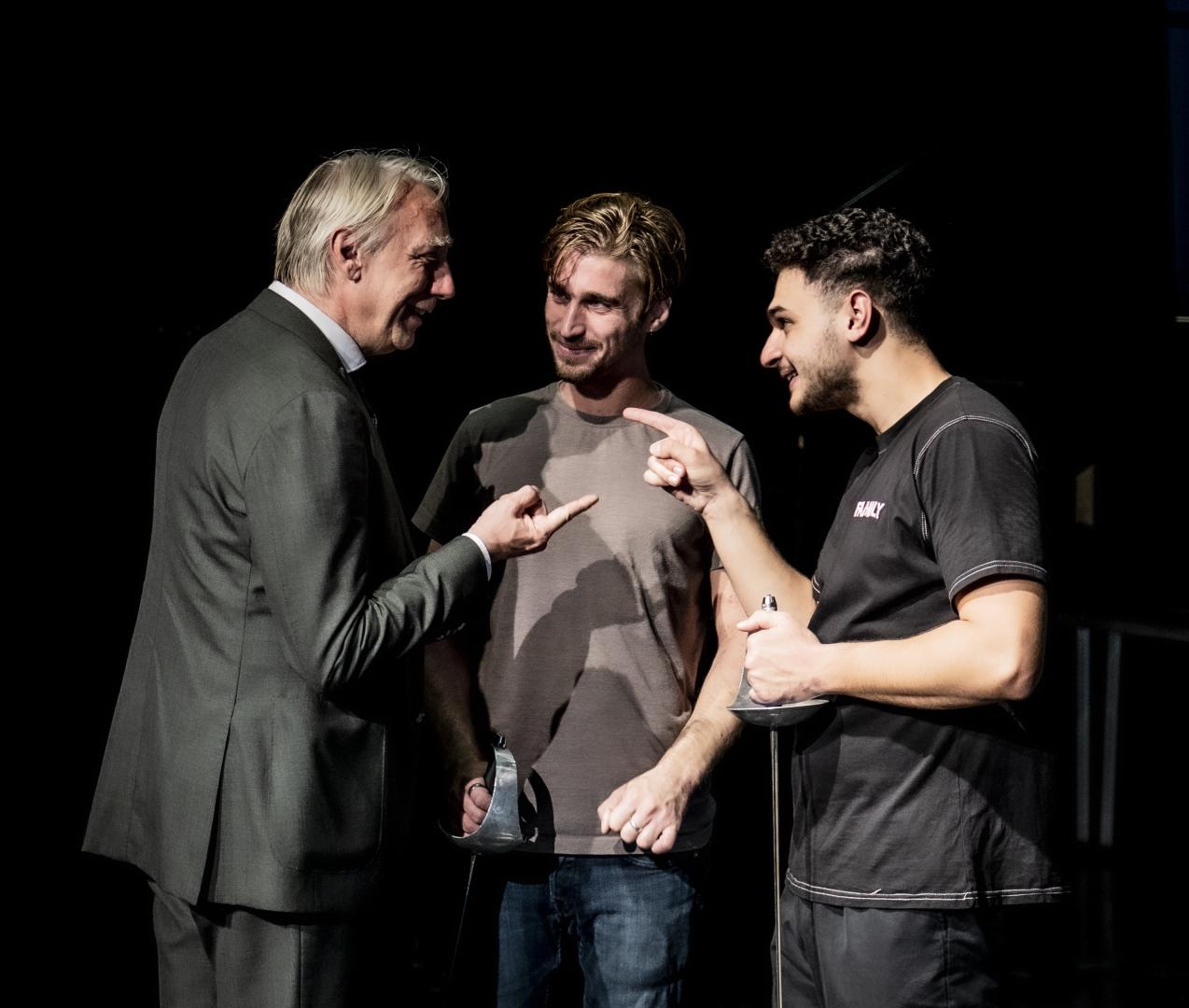 Regisseur Andreas Kriegenburg mit zwei Studierenden des 4. Jahrgangs Schauspiel.