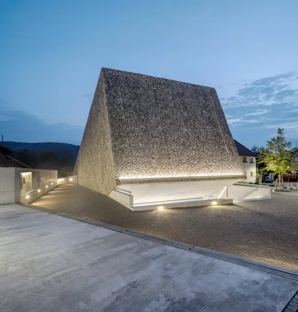 Außenansicht des Konzerthauses in Blaibach im Abendlicht.