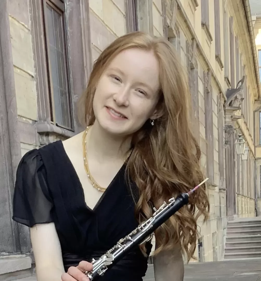 Porträt von Evelyn Holzinger mit Oboe