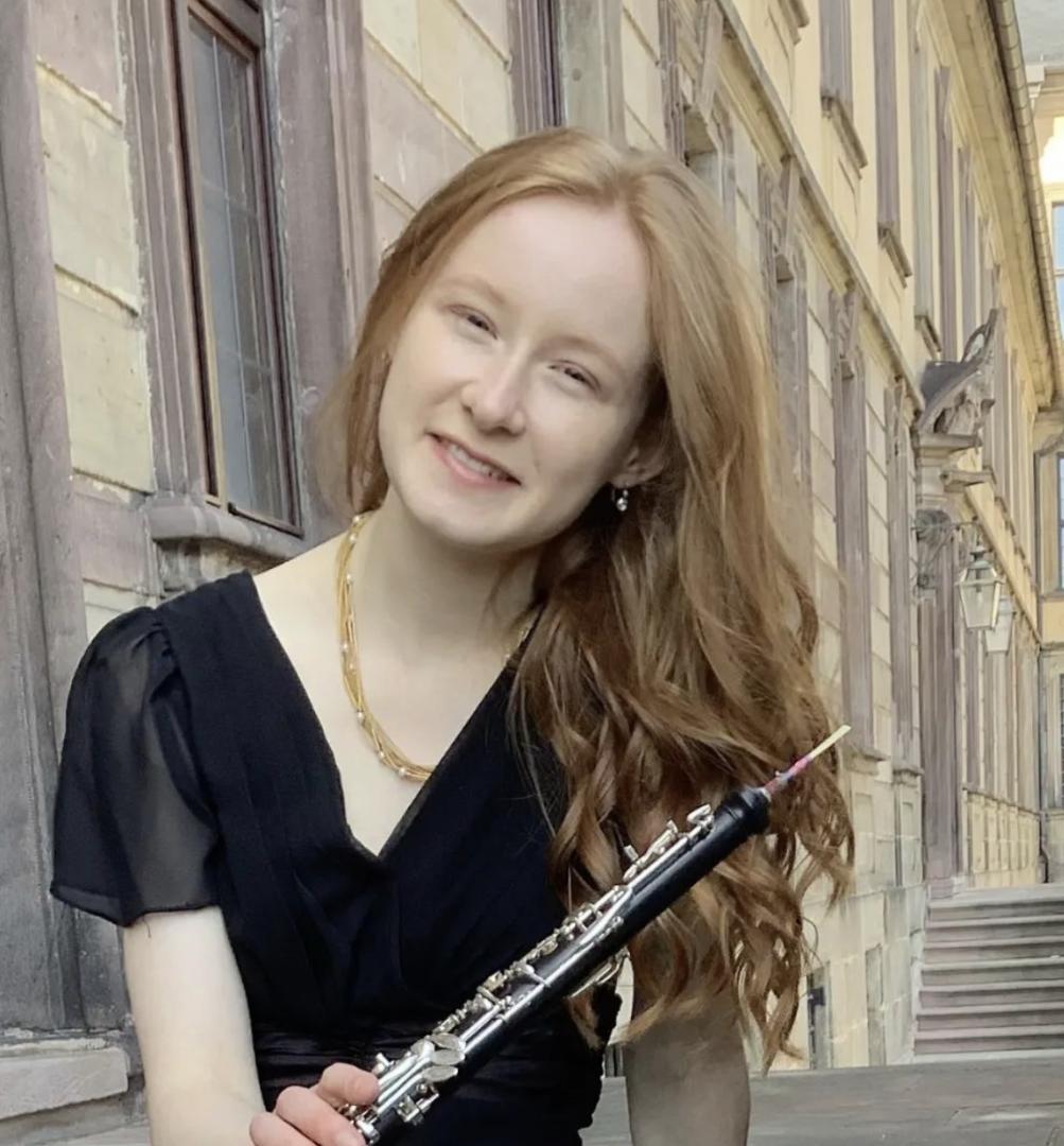 Porträt von Evelyn Holzinger mit Oboe