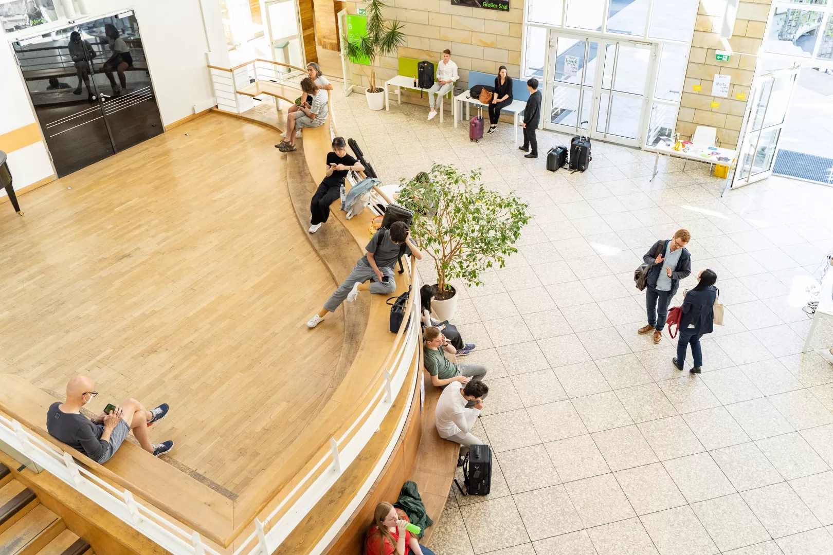 Blick von oben ins Foyer der HfMDK.